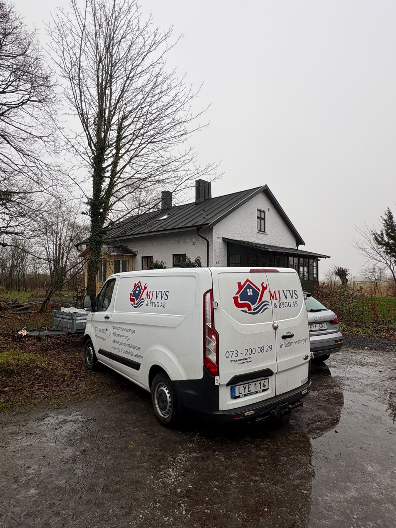 MJ VVS & Byggs vita firmabil parkerad framför en villa